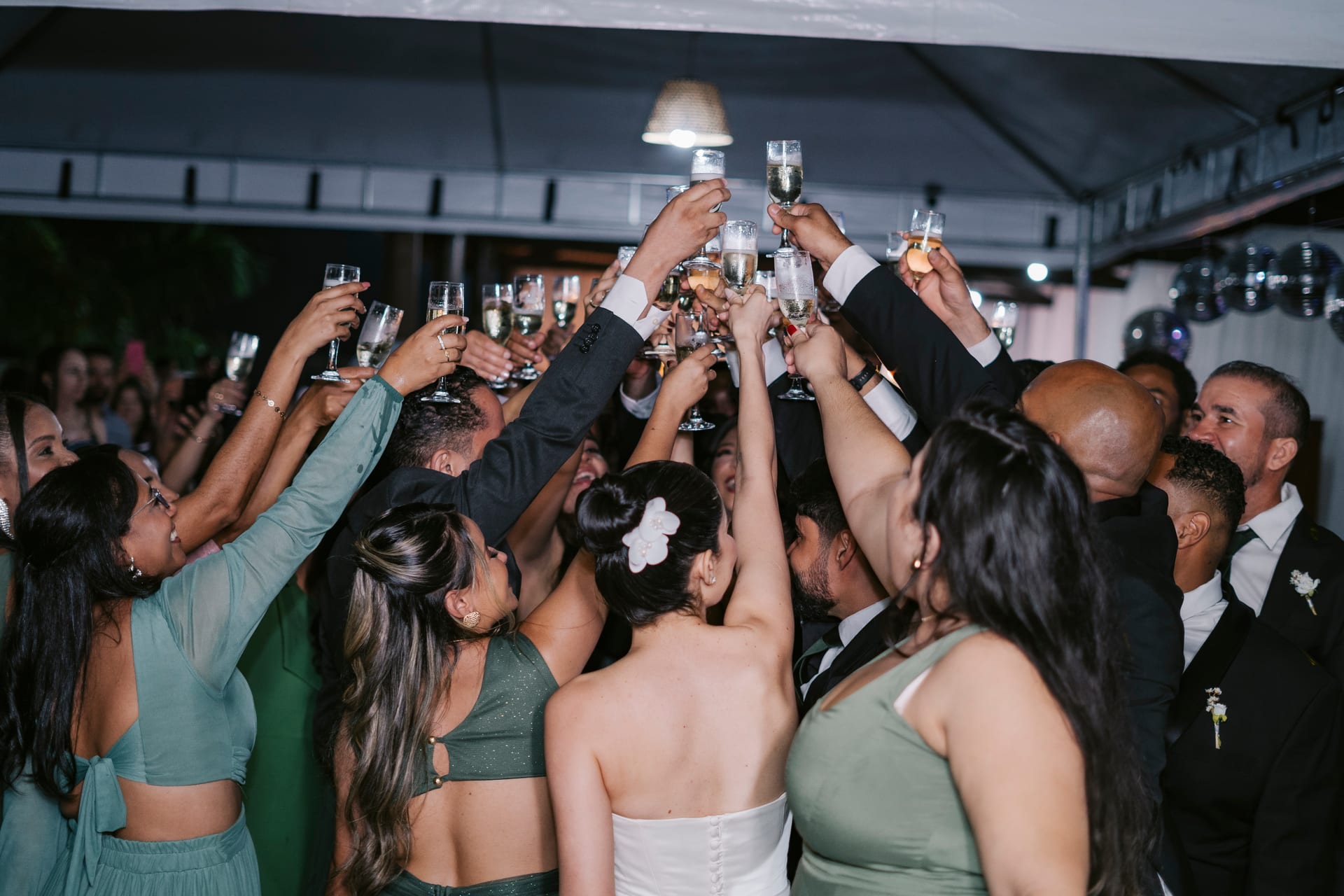 Convidados se divertindo em uma festa da Beth Festas